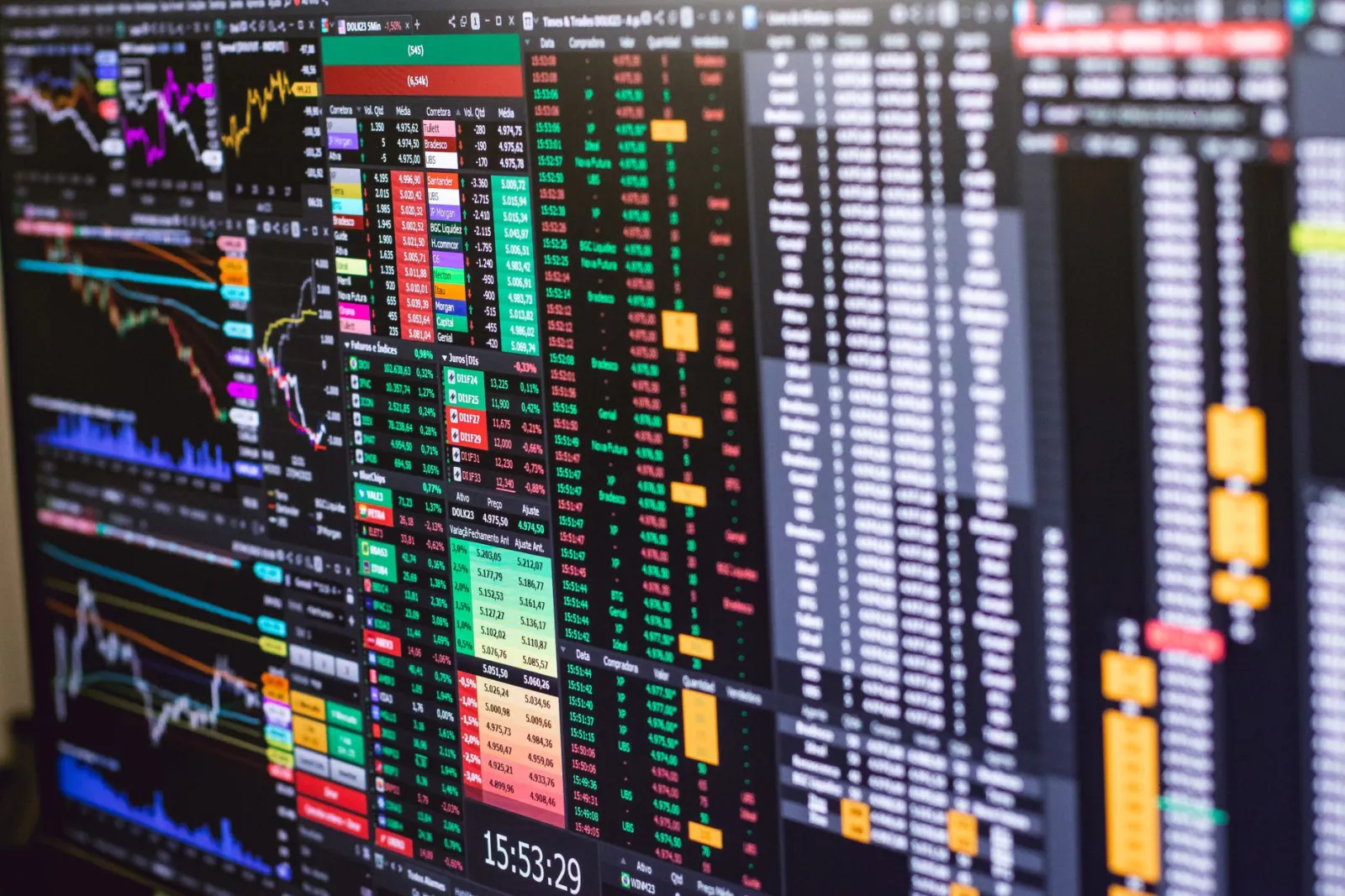 Crypto exchange license by regime: EU, US, UK, Singapore and Dubai.
