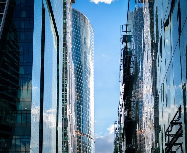 Federal financial-regulation building representing the US federal layer of crypto oversight